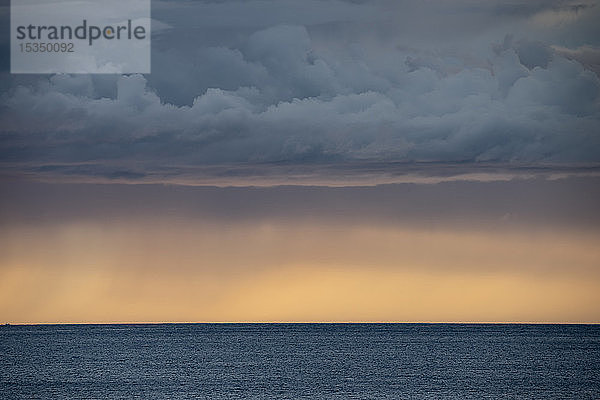 Sonnenuntergang über norwegischem Fjord  Senja  Norwegen  Skandinavien  Europa