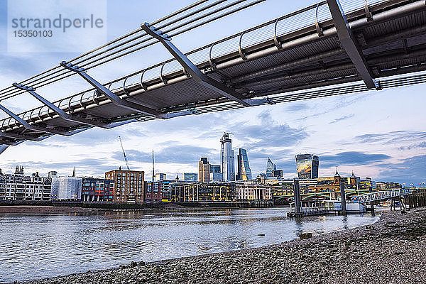Die City of London und die Millennium Bridge  London  England  Vereinigtes Königreich  Europa