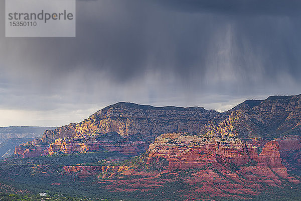 Stimmungsvoller Himmel über Sedona vom Flughafen Mesa  Sedona  Arizona  Vereinigte Staaten von Amerika  Nordamerika