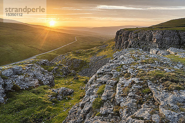 Kalkstein-Steilhang mit Blick auf Oxnop Ghyll  bei Sonnenuntergang  Yorkshire Dales  Yorkshire  England  Vereinigtes Königreich  Europa