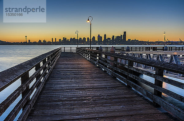 Holzpier und Skyline in der Morgendämmerung  Alki Beach  Seattle  Bundesstaat Washington  Vereinigte Staaten von Amerika  Nordamerika