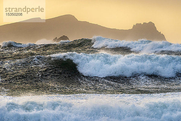 Große Wellen  Clogher Strand  Dingle-Halbinsel  Grafschaft Kerry  Munster  Republik Irland  Europa