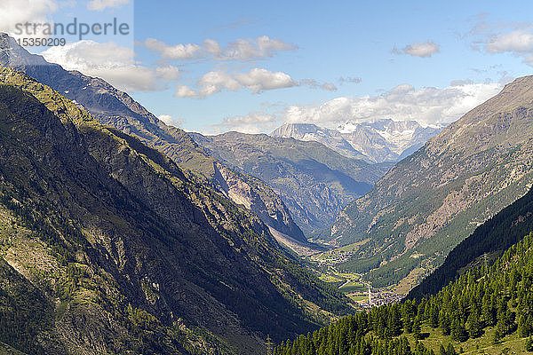 Naturlandschaft der Schweizer Alpen und Täler bei Zermatt  Wallis  Schweiz  Europa