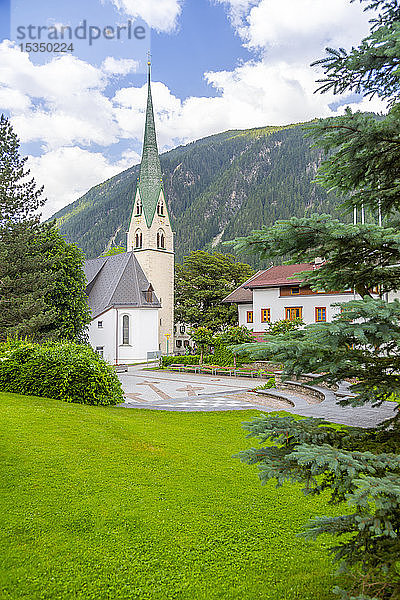 Ansicht der Pfarrkirche  Katholische Kirche im Ortszentrum  Mayrhofen  Tirol  Österreich  Europa
