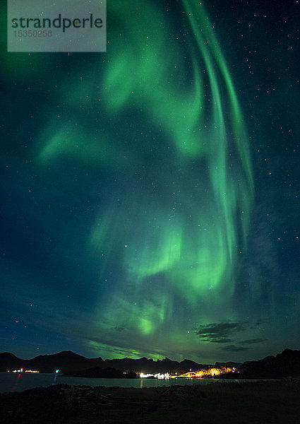 Aurora borealis (Nordlicht) über Hamn  Senja  Norwegen  Skandinavien  Europa