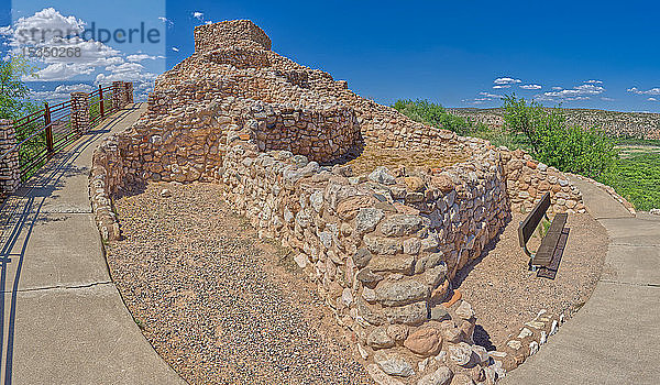 Panoramablick auf die Tuzigoot Ruinen von der südöstlichen Ecke  verwaltet vom National Park Service  Arizona  Vereinigte Staaten von Amerika  Nordamerika