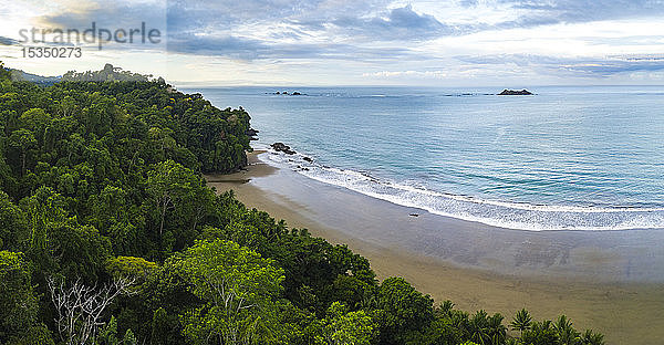 Drohnenansicht von Arco Beach und Regenwald bei Sonnenaufgang  Uvita  Provinz Puntarenas  Pazifikküste von Costa Rica  Mittelamerika