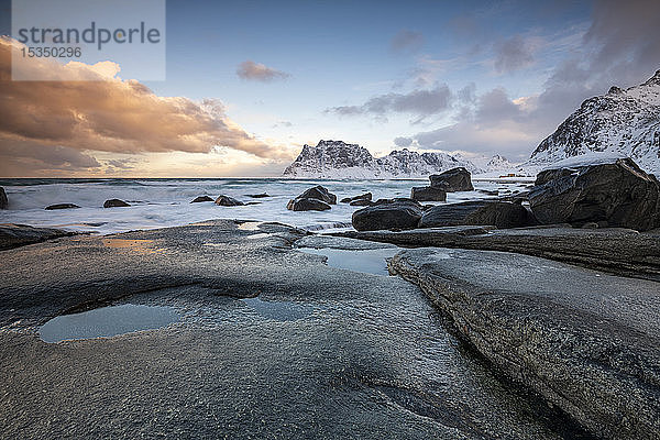 Felsformationen am Strand von Uttakleiv  Vestvagoy  Lofoten-Inseln  Nordland  Arktis  Norwegen  Europa