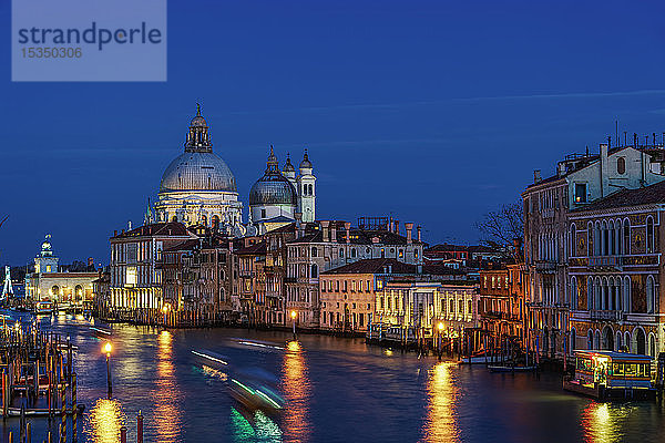 Nachtansicht des Canal Grande und der Gebäude auf dem Dorsoduro mit Santa Maria Della Salute (Basilika der Heiligen Maria der Gesundheit)  Venedig  UNESCO-Weltkulturerbe  Venetien  Italien  Europa
