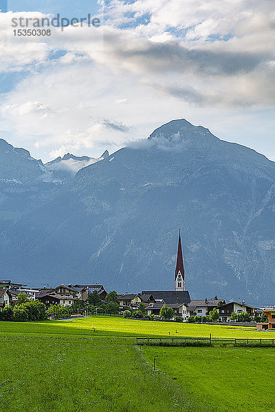 Ansicht der Dorfkirche im Tuxertal  Mayrhofen  Zillertal  Tirol  Österreich  Europa
