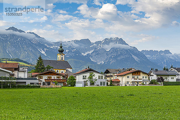 Blick auf die Kirche Pfarramt Soll und Berge im Hintergrund  Soll  Solllandl  Tirol  Österreich  Europa