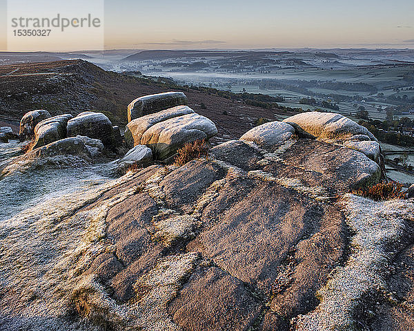 Blick von Curbar Edge bei Sonnenaufgang im Herbst  Peak District National Park  Derbyshire  England  Vereinigtes Königreich  Europa