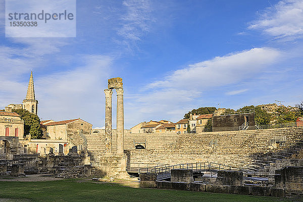 Antikes Theater  Abendlicht  Römische Ruinen von Arles  Arles  UNESCO-Weltkulturerbe  Bouches du Rhone  Provence  Frankreich  Europa