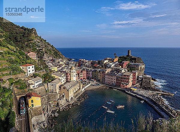 Vernazza Dorf  Blick von oben  Cinque Terre  UNESCO Weltkulturerbe  Ligurien  Italien  Europa