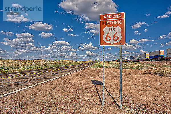 Straßenschild zur Kennzeichnung der Historic Route 66 östlich von Seligman  dem Geburtsort der berühmten Straße  Arizona  Vereinigte Staaten von Amerika  Nordamerika
