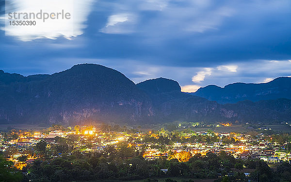 Blick auf das Vinales-Tal in der Abenddämmerung  UNESCO-Weltkulturerbe  Provinz Pinar del Rio  Kuba  Westindien  Karibik  Mittelamerika