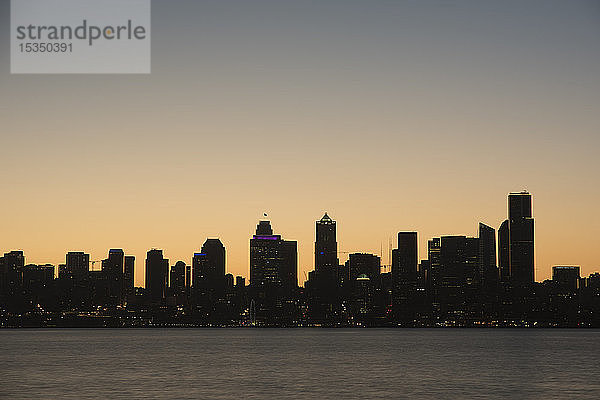 Skyline von Seattle in der Morgendämmerung  vom Alki Beach aus gesehen  Seattle  Bundesstaat Washington  Vereinigte Staaten von Amerika  Nordamerika