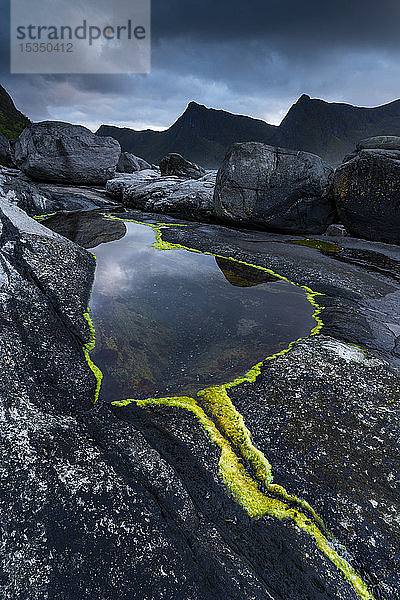 Felsformationen und Spiegelung  Tungeneset  Senja  Norwegen  Skandinavien  Europa