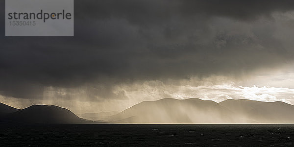 Regenwolken über der Dingle-Halbinsel  Grafschaft Kerry  Munster  Republik Irland  Europa