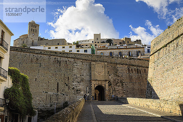 Haupttor Portal de Ses Taules  Kathedrale  Altstadt von Dalt Vila  UNESCO-Weltkulturerbe  Ibiza-Stadt  Balearen  Spanien  Mittelmeer  Europa