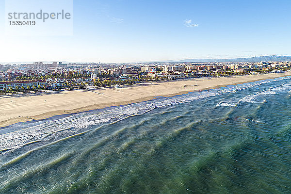 Luftaufnahme des Strandes von Valencia im Herbst  Valencia  Spanien  Mittelmeer  Europa