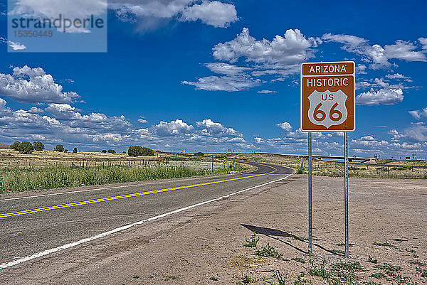 Ein Straßenschild an der Historic Route 66 westlich von Ash Fork  Arizona  Vereinigte Staaten von Amerika  Nordamerika