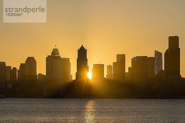 Skyline von Seattle bei Sonnenaufgang  vom Alki Beach aus gesehen  Seattle  Bundesstaat Washington  Vereinigte Staaten von Amerika  Nordamerika