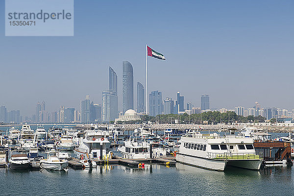 Stadtsilhouette und Yachthafen  Abu Dhabi  Vereinigte Arabische Emirate  Naher Osten