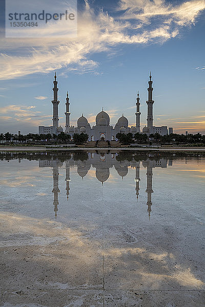Die Große Sheikh-Zayed-Moschee bei Sonnenuntergang  Abu Dhabi  Vereinigte Arabische Emirate  Naher Osten