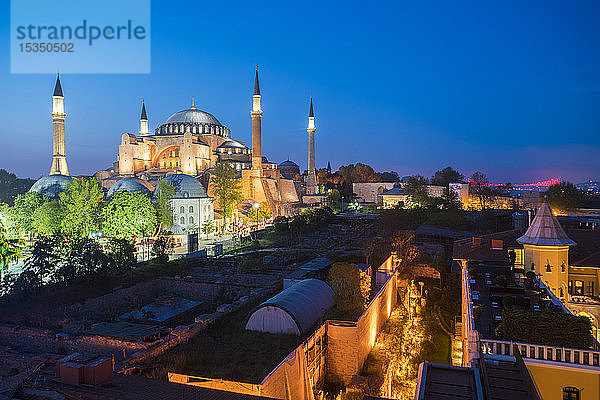 Hagia Sofia  UNESCO-Weltkulturerbe  bei Nacht mit dem Four Seasons Hotel auf der rechten Seite  Istanbul  Türkei  Europa