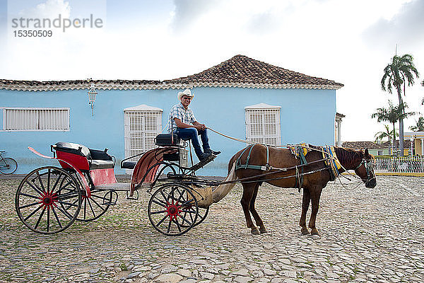 Cowboy wartet auf Reiter mit seinem Pferd und Kutsche auf der Plaza Mayor  Trinidad  UNESCO-Weltkulturerbe  Kuba  Westindien  Karibik  Mittelamerika