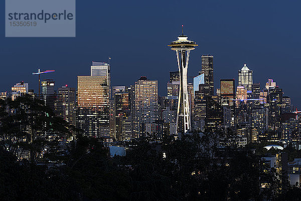 Skyline von Seattle bei Sonnenuntergang  Seattle  Bundesstaat Washington  Vereinigte Staaten von Amerika  Nordamerika