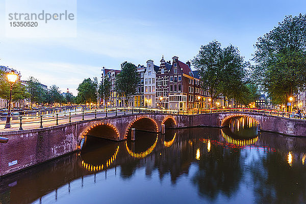 Keizergracht-Kanal in der Abenddämmerung  Amsterdam  Nordholland  Niederlande  Europa