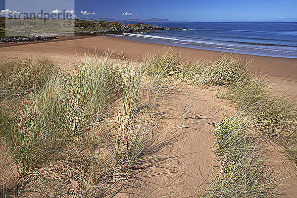 Der abgelegene Sandstrand von Red Point mit der Isle of Skye am Horizont  Wester Ross  Schottland  Vereinigtes Königreich  Europa