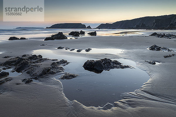 Gezeitentümpel am Strand von Marloes Sands in der Dämmerung  Pembrokeshire Coast National Park  Wales  Vereinigtes Königreich  Europa