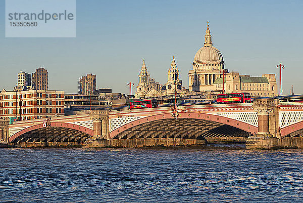 St. Pauls Cathedral und die Themse  City of London  London  England  Vereinigtes Königreich  Europa