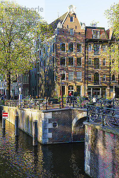 Goldene Stunde Licht auf alten Giebel Gebäude  Brouwersgracht  Kanal  Amsterdam  Nord-Holland  Die Niederlande  Europa