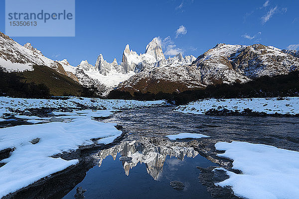 Berg Fitz Roy und Cerro Torre im Winter bei Sonnenaufgang reflektiert  Los Glaciares National Park  UNESCO Weltkulturerbe  El Chalten  Provinz Santa Cruz  Patagonien  Argentinien  Südamerika