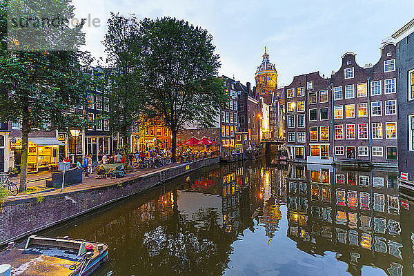 Restaurants an einer Gracht in der Abenddämmerung  Oudezijds Kolk  Amsterdam  Nordholland  Niederlande  Europa