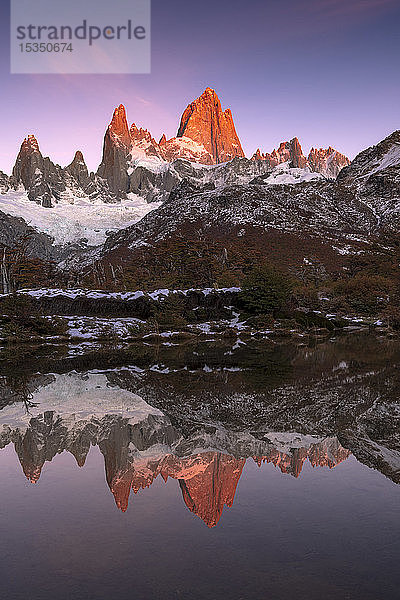 Bergkette von Cerro Torre und Fitz Roy bei Sonnenaufgang reflektiert  Los Glaciares National Park  UNESCO Weltkulturerbe  El Chalten  Patagonien  Argentinien  Südamerika