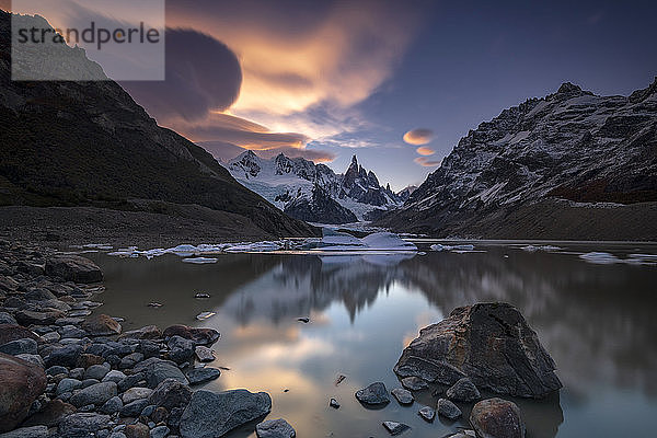 Laguna Torre bei Sonnenuntergang  Nationalpark Los Glaciares  UNESCO-Weltkulturerbe  Provinz Santa Cruz  Argentinien  Südamerika