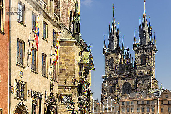 Das alte Rathaus mit seiner astronomischen Uhr und die Kirche Unserer Lieben Frau von Tyn  UNESCO-Weltkulturerbe  Prag  Böhmen  Tschechische Republik  Europa