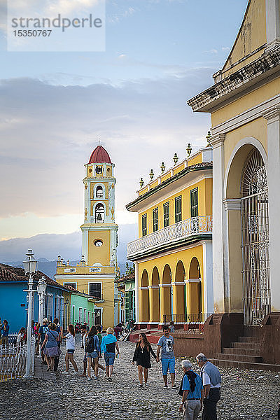 Blick auf Glockenturm und Straße in Trinidad  UNESCO-Weltkulturerbe  Sancti Spiritus  Kuba  Westindien  Karibik  Mittelamerika