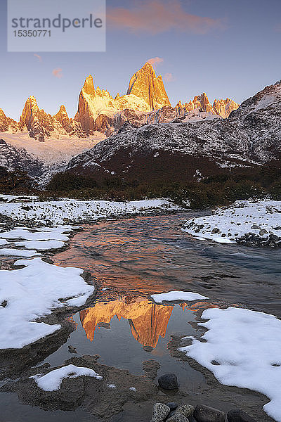 Berg Fitz Roy und Cerro Torre mit Schnee bei Sonnenaufgang reflektiert  Los Glaciares National Park  UNESCO Weltkulturerbe  El Chalten  Provinz Santa Cruz  Patagonien  Argentinien  Südamerika