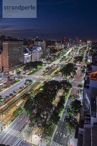 Nachtszene der Avenida 9 de Julio  Buenos Aires  Argentinien  Südamerika