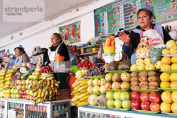 Schlange der Obst- und Saftverkäufer  Hauptmarkt  Sucre  UNESCO-Weltkulturerbe  Bolivien  Südamerika