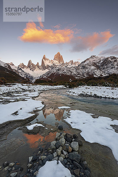 Berg Fitz Roy mit hängenden Wolken  Nationalpark Los Glaciares  UNESCO-Weltkulturerbe  El Chalten  Provinz Santa Cruz  Patagonien  Argentinien  Südamerika