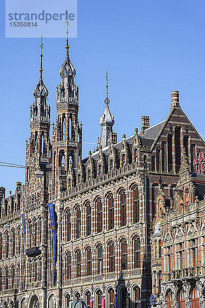 Einkaufszentrum Magna Plaza in einem ehemaligen Postgebäude aus dem 19. Jahrhundert  Amsterdam  Nordholland  Niederlande  Europa
