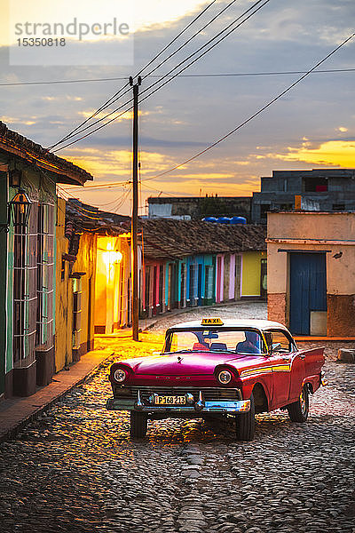 Amerikanisches Oldtimer-Taxi in der Abenddämmerung in Trinidad  UNESCO-Weltkulturerbe  Sancti Spiritus  Kuba  Westindische Inseln  Mittelamerika