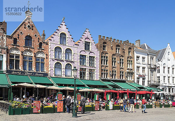 Cafés auf dem Marktplatz im Zentrum von Brügge  Westflandern  Belgien  Europa
